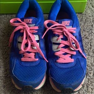 Women’s Nikes size 8